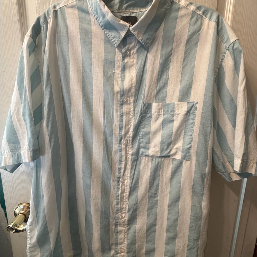 H&M Light Blue and White Vertical Stripe Short-Sleeve Button-Down Shirt